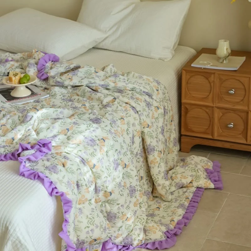 Sommer-Steppdecke mit Rüschen, lila Blumenmuster und Hasenmotiv