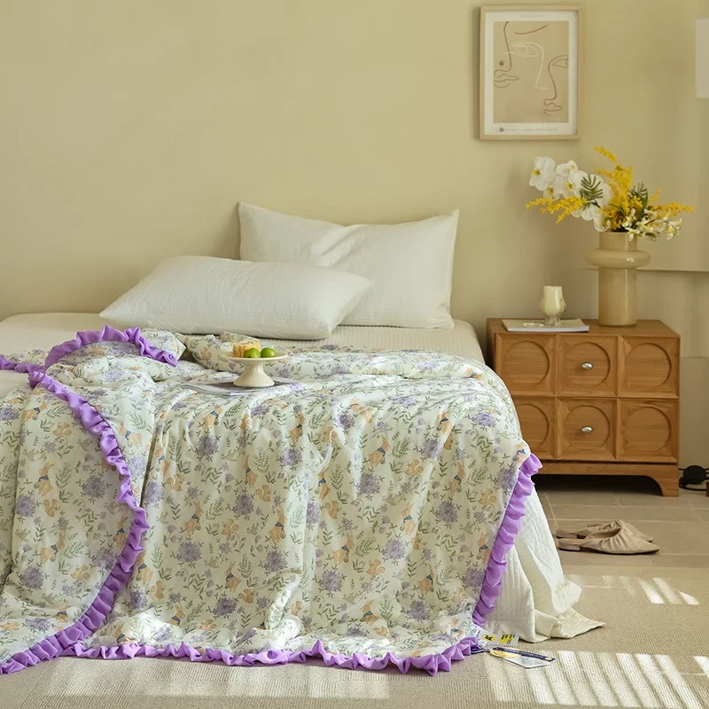 Sommer-Steppdecke mit Rüschen, lila Blumenmuster und Hasenmotiv