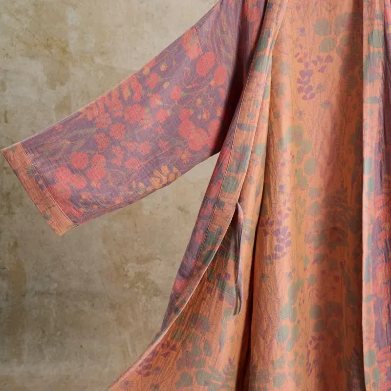 Künstlerisch gemusterter Kimono aus Baumwollgaze mit botanischem Muster