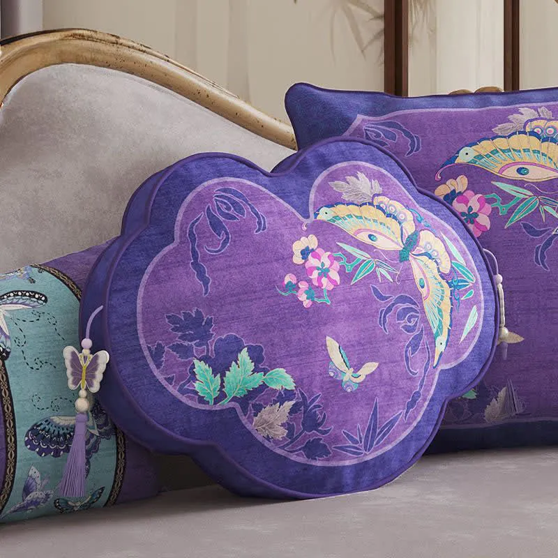 Dekoratives Kissen mit lila Schmetterlings- und Blumenmuster