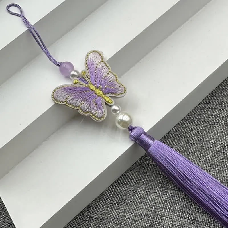 Dekoratives Kissen mit lila Schmetterlings- und Blumenmuster