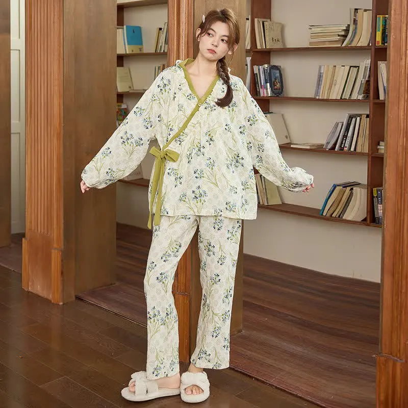 Loungewear-Set mit Rüschenkragen und frischem Blumenmuster