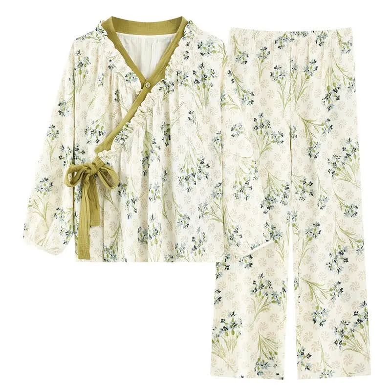 Loungewear-Set mit Rüschenkragen und frischem Blumenmuster