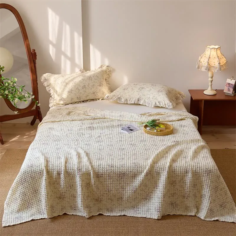 Tagesdecke aus Baumwollgaze mit floralem Waffelmuster