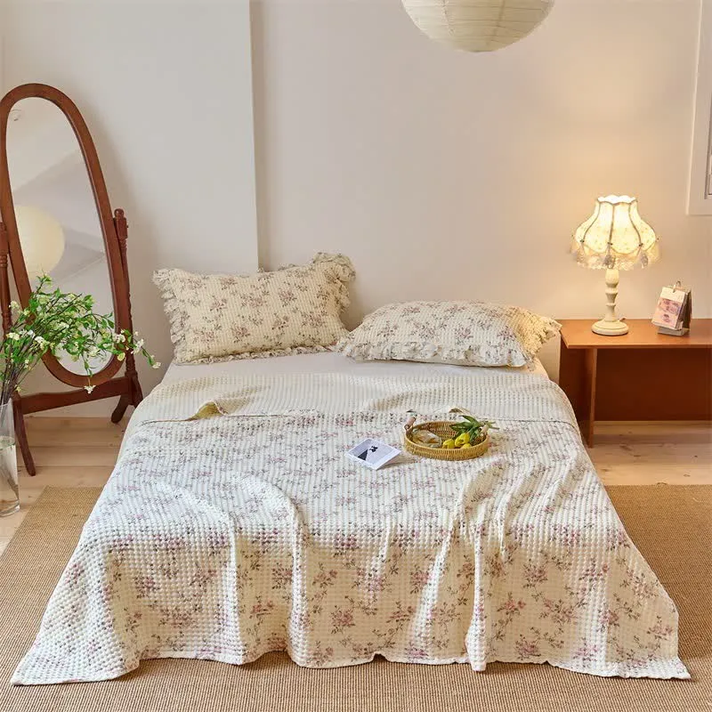 Steppdecke aus Baumwollgaze mit floralem Waffelmuster