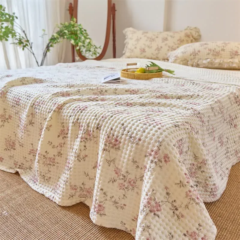 Steppdecke aus Baumwollgaze mit floralem Waffelmuster