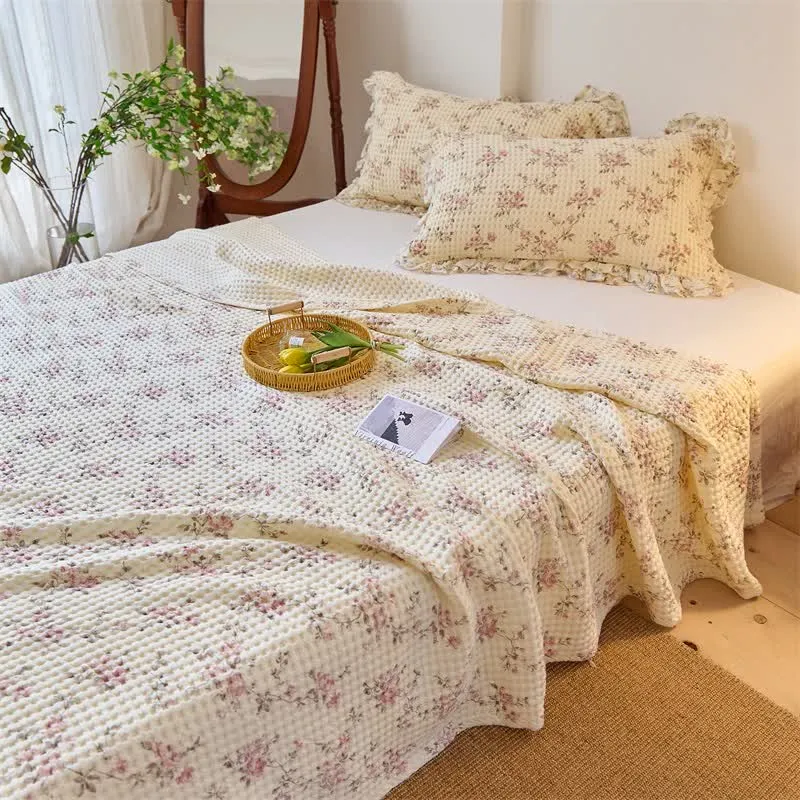 Steppdecke aus Baumwollgaze mit floralem Waffelmuster