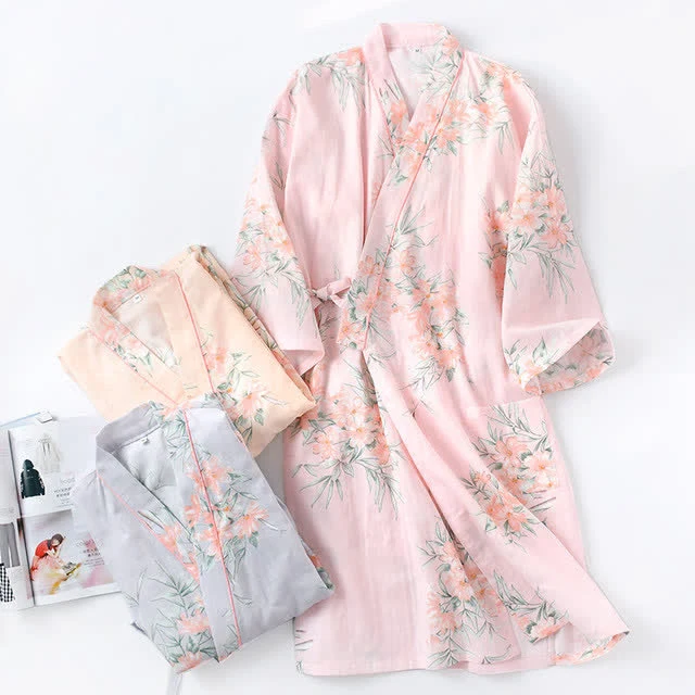 Kimono-Bademantel aus rosa Baumwollgaze mit Blumenmuster