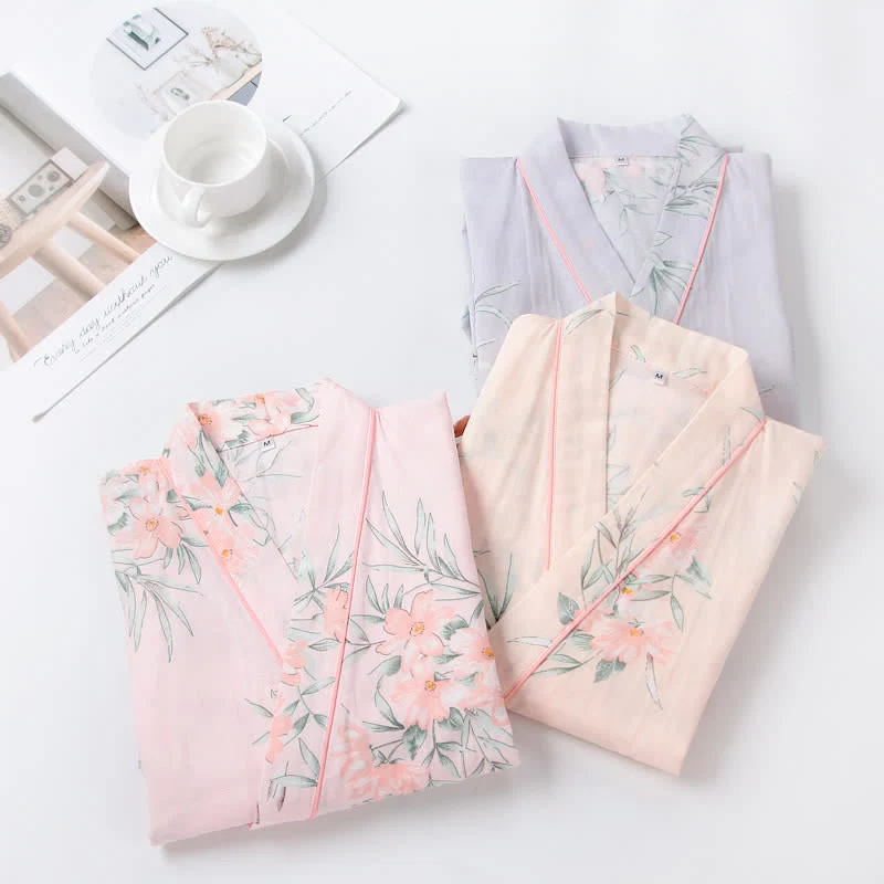 Kimono-Bademantel aus rosa Baumwollgaze mit Blumenmuster
