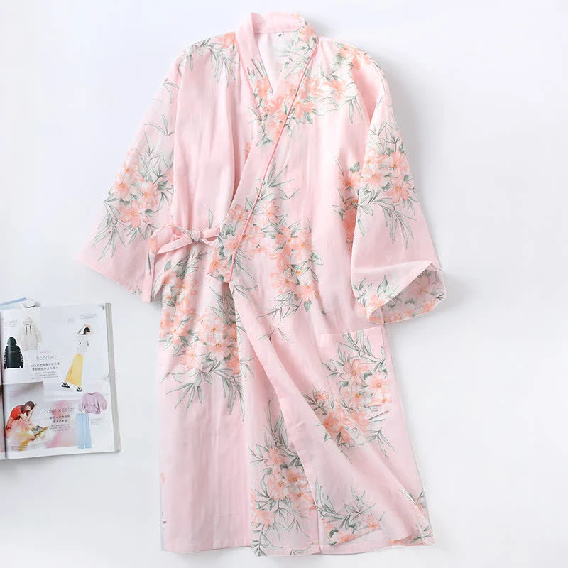Kimono-Bademantel aus rosa Baumwollgaze mit Blumenmuster