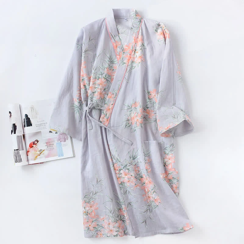 Kimono-Bademantel aus rosa Baumwollgaze mit Blumenmuster