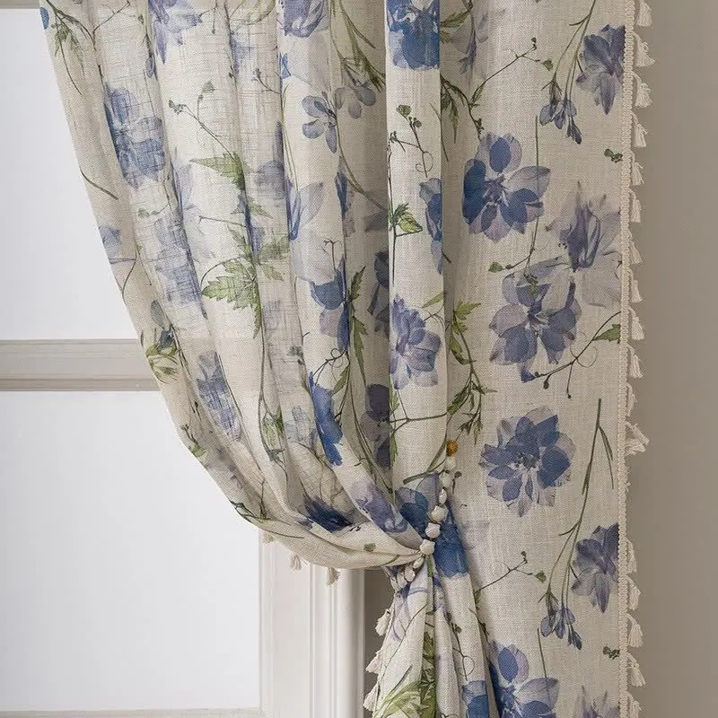 Blauer Vorhang mit Blumenmuster und Quasten