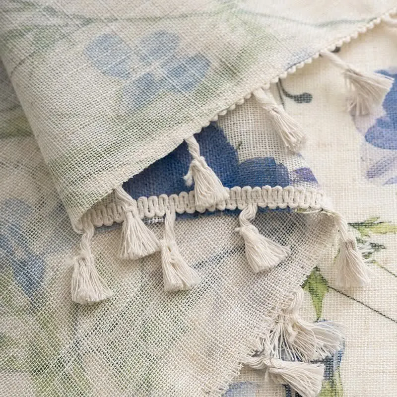 Blauer Vorhang mit Blumenmuster und Quasten