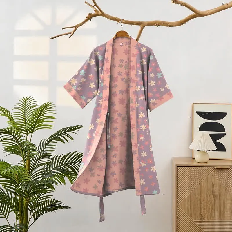 Kimono-Bademantel aus lila Baumwollgaze mit Blumenmuster
