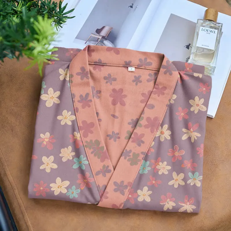 Kimono-Bademantel aus lila Baumwollgaze mit Blumenmuster