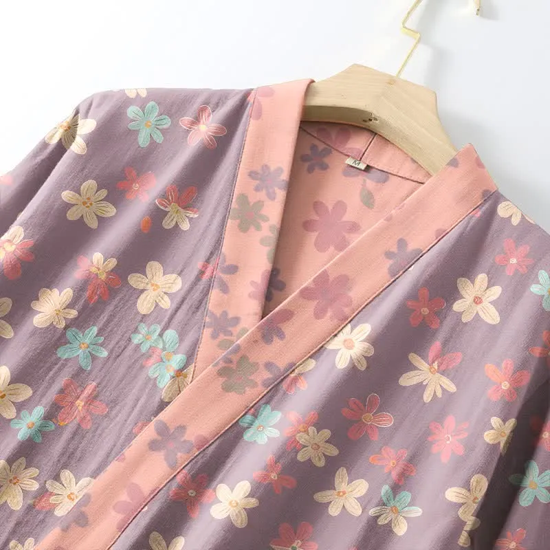 Kimono-Bademantel aus lila Baumwollgaze mit Blumenmuster