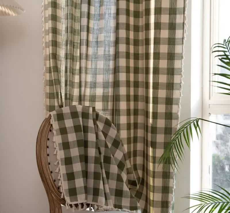 Karogardine im Landhausstil mit Quasten