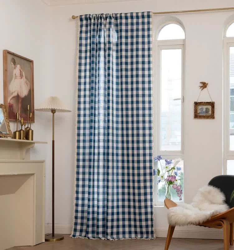 Karogardine im Landhausstil mit Quasten