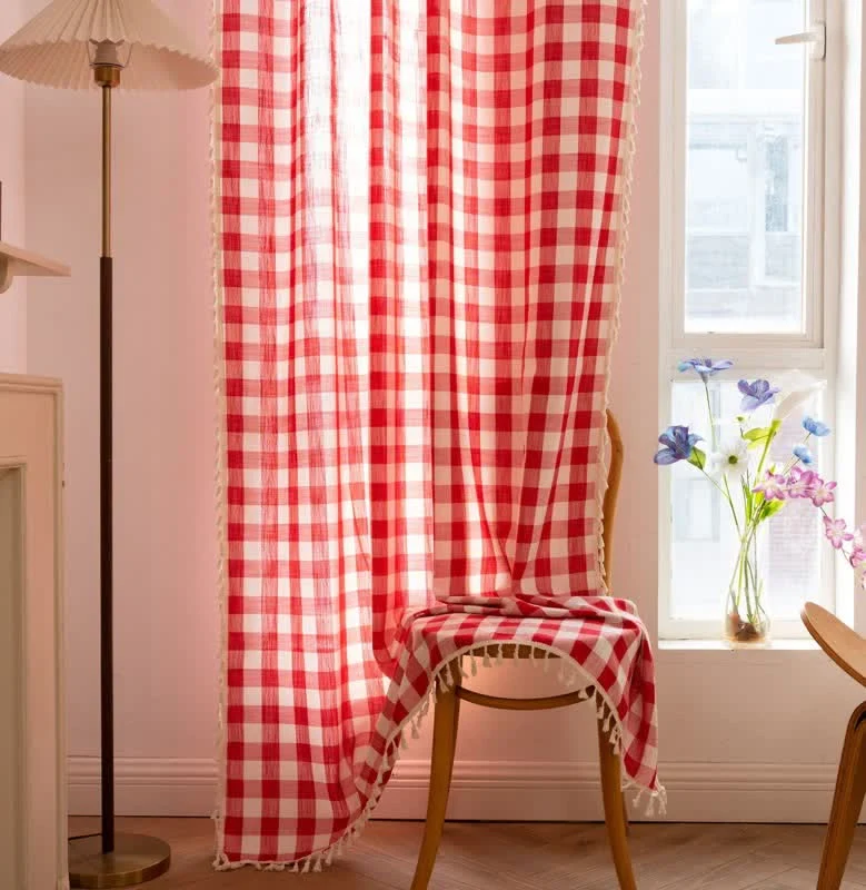 Karogardine im Landhausstil mit Quasten
