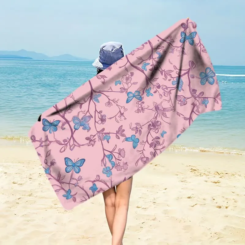 Strandtuch mit Landhausstil, Blumenmuster und Schmetterlingen