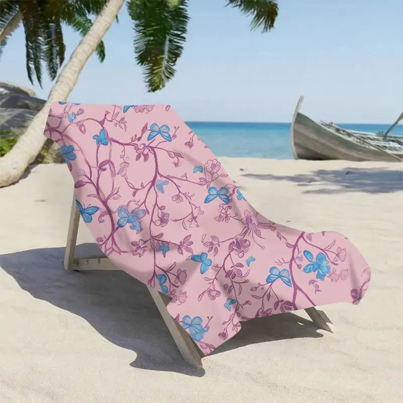 Strandtuch mit Landhausstil, Blumenmuster und Schmetterlingen