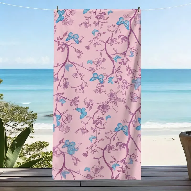 Strandtuch mit Landhausstil, Blumenmuster und Schmetterlingen