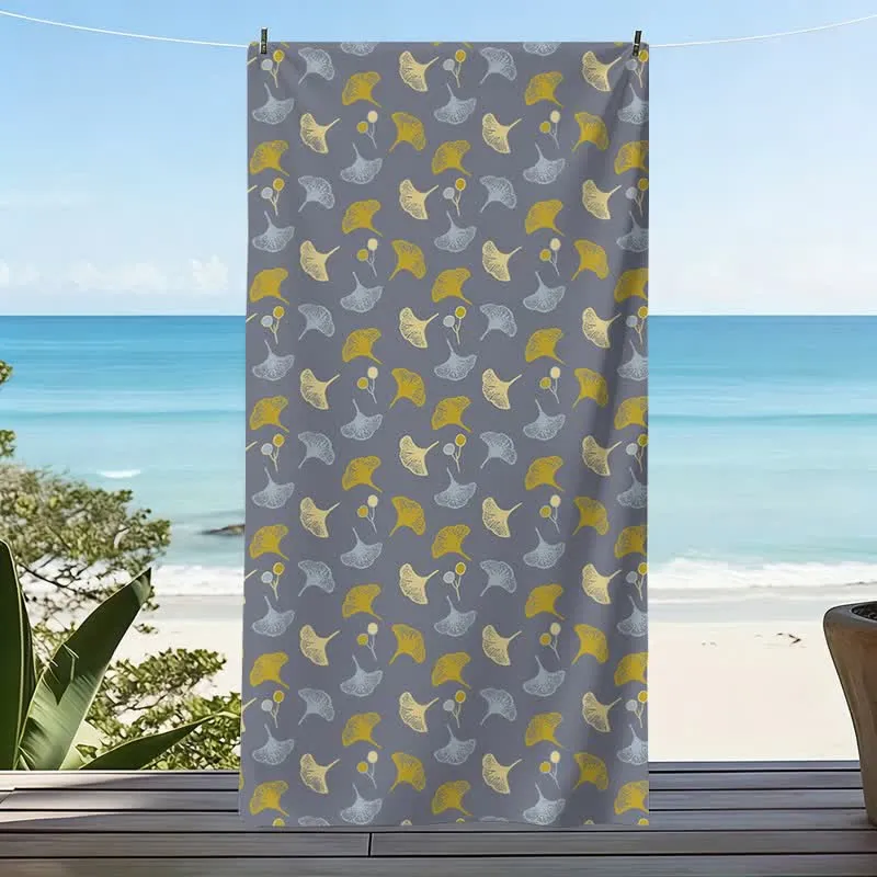 Strandtuch mit botanischem Ginkgoblatt
