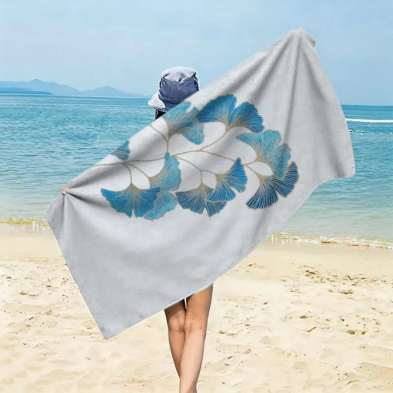 Elegantes Strandtuch mit blauem Ginkgoblatt