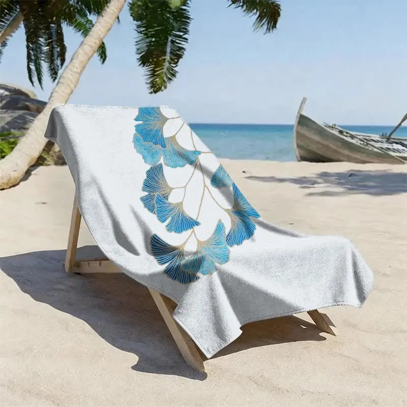 Elegantes Strandtuch mit blauem Ginkgoblatt