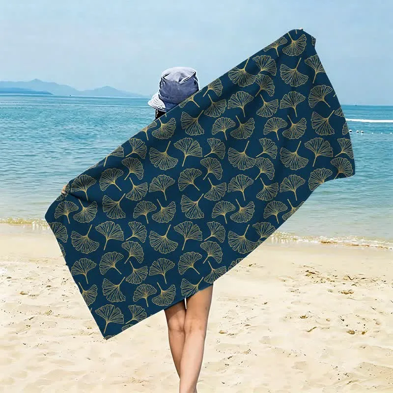 Strandtuch mit Linienzeichnung eines Ginkgoblattes