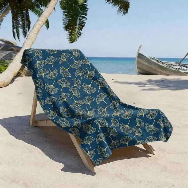 Strandtuch mit Linienzeichnung eines Ginkgoblattes