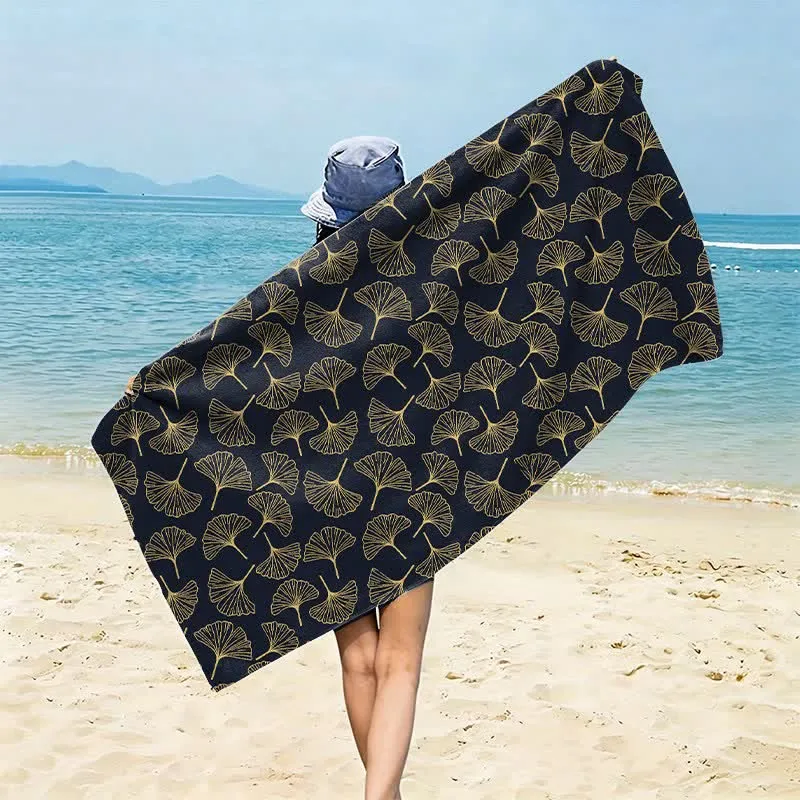 Strandtuch mit Linienzeichnung eines Ginkgoblattes