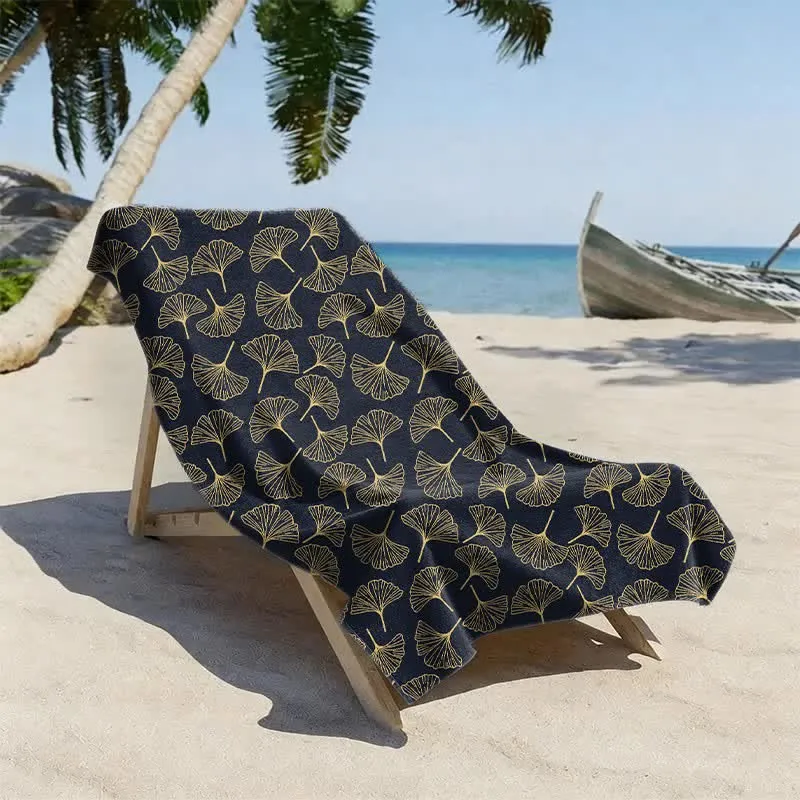 Strandtuch mit Linienzeichnung eines Ginkgoblattes