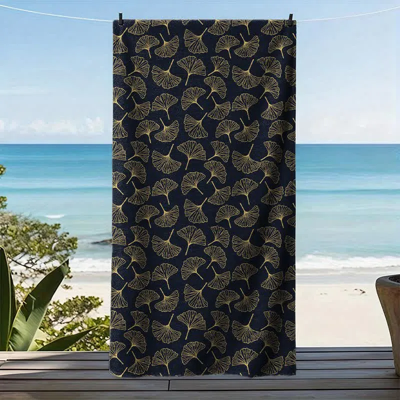 Strandtuch mit Linienzeichnung eines Ginkgoblattes