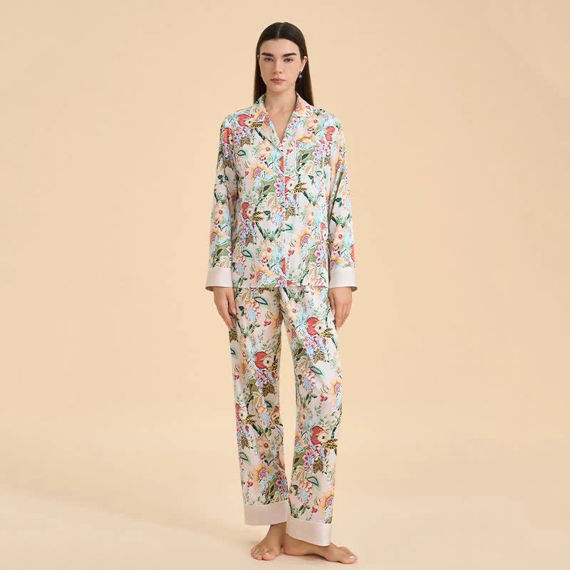 Pyjama-Set im tropischen Blumenstil