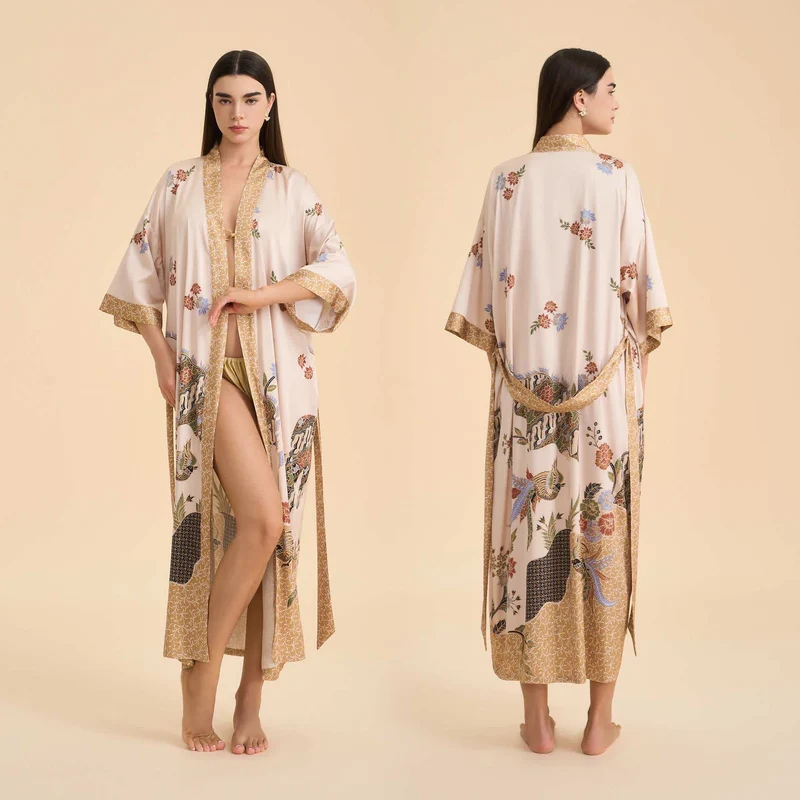 Bademantel im Kimono-Stil mit orientalischem Blumenmuster und Vogelmotiv