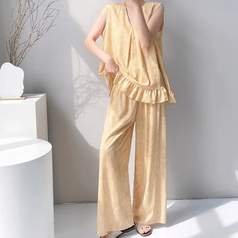 Gelber Pyjama mit Blumenmuster