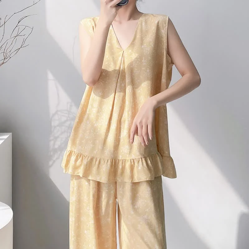 Gelber Pyjama mit Blumenmuster