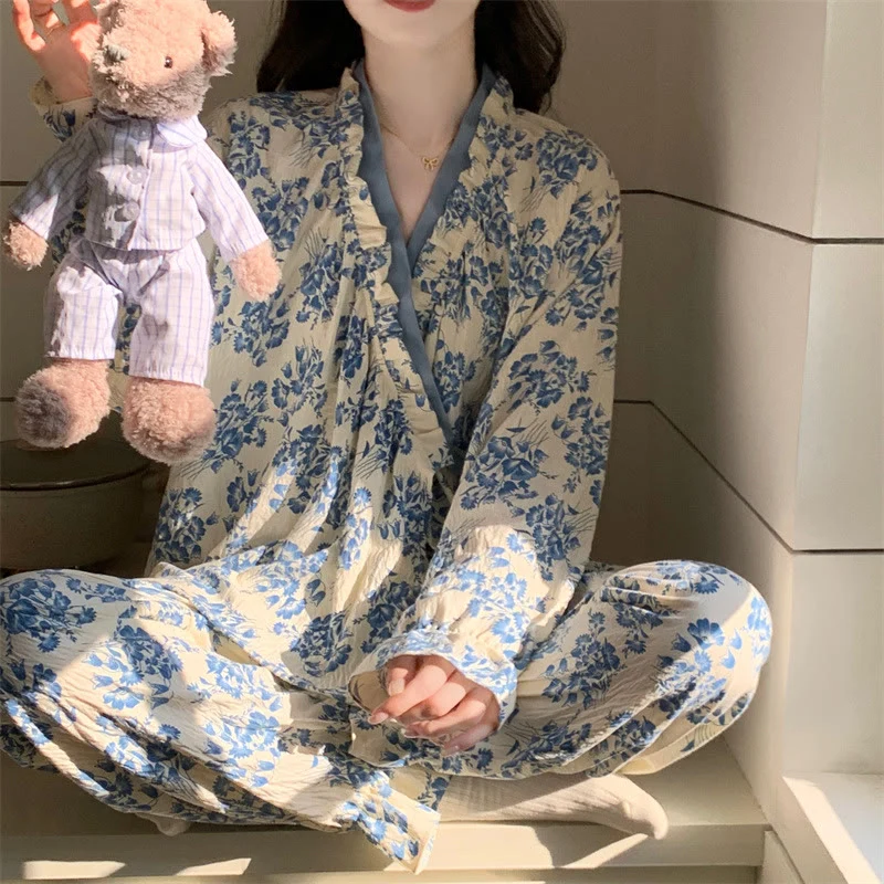 Blauer Pyjama-Set mit Rüschenkragen und Blumenmuster