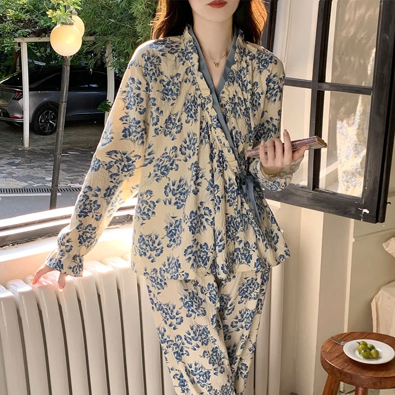 Blauer Pyjama-Set mit Rüschenkragen und Blumenmuster