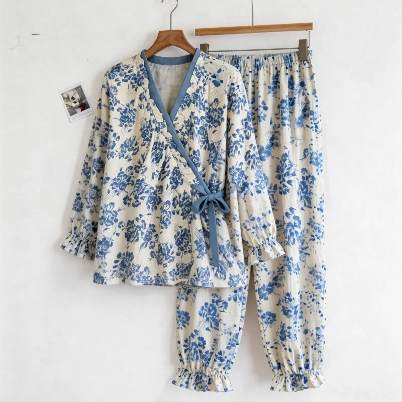 Blauer Pyjama-Set mit Rüschenkragen und Blumenmuster