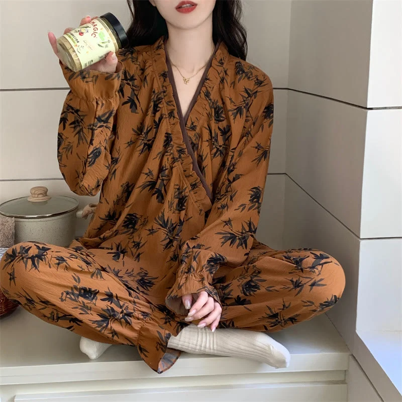 Pyjama-Set mit Rüschenkragen und Blättermuster