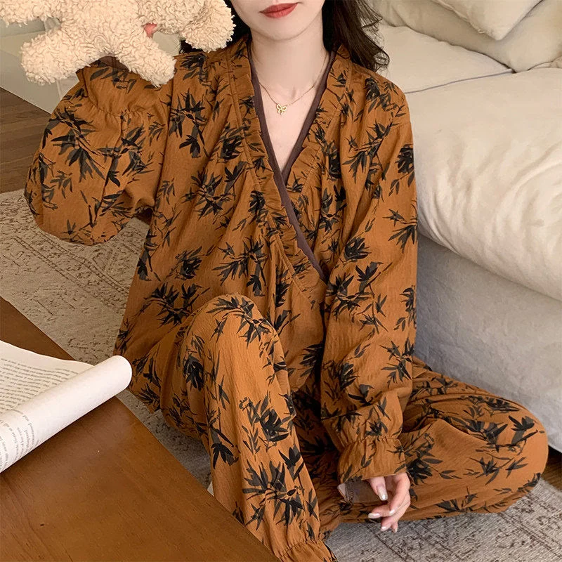 Pyjama-Set mit Rüschenkragen und Blättermuster