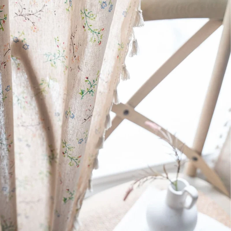 Eleganter Vorhang mit Zweig- und Blumenmuster und Quaste