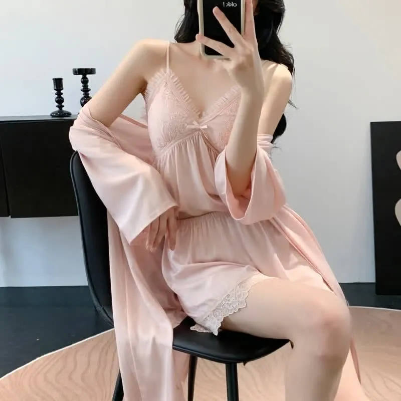 Elegantes Loungewear-Set mit Spitzenbesatz
