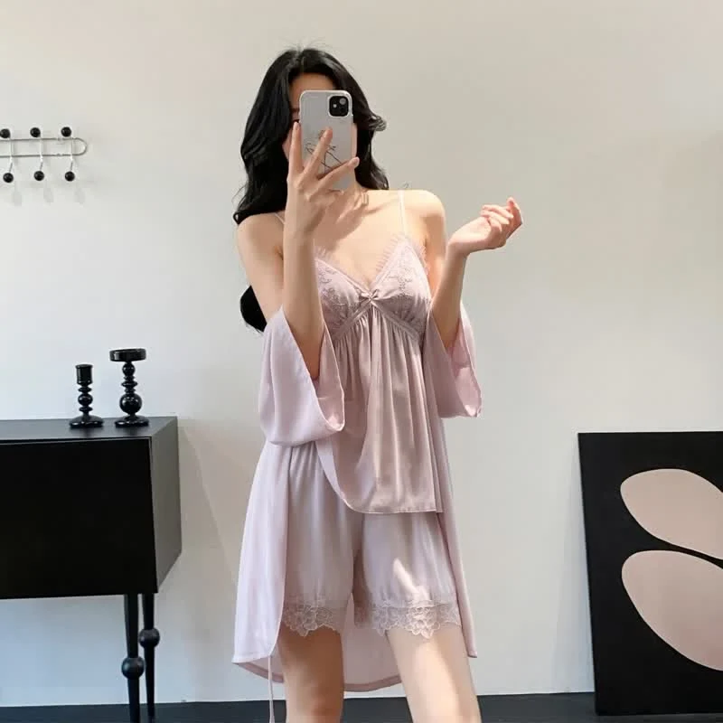 Elegantes Loungewear-Set mit Spitzenbesatz