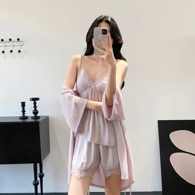 Elegantes Loungewear-Set mit Spitzenbesatz