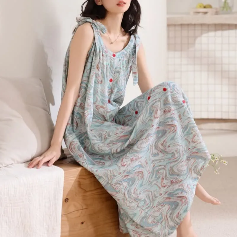 Blaues Camisole-Nachthemd mit künstlerischem Wellenmuster