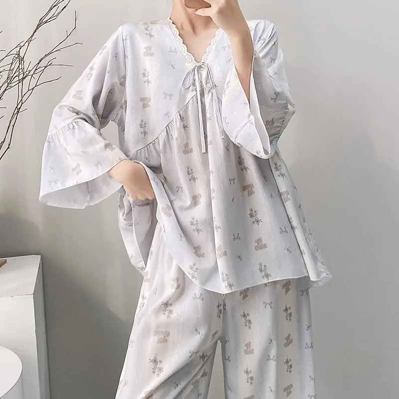 Pyjama-Set mit Blumenmuster und Schleife, V-Ausschnitt und Spitzenbesatz