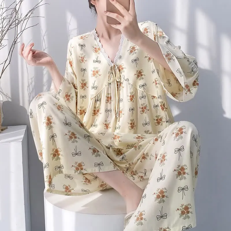 Rustikaler Pyjama mit Blumen- und Schleifenbesatz